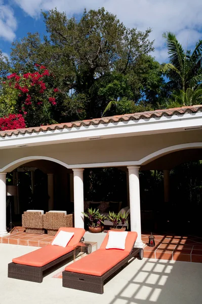 Hermoso Jardín Con Una Silla — Foto de Stock