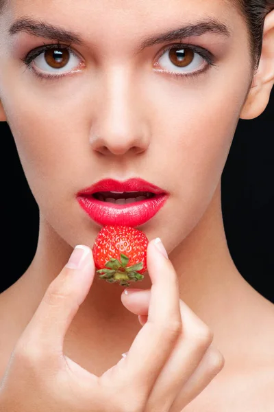 Vacker Kvinna Med Röda Läppar Och Jordgubbar — Stockfoto