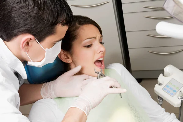 Odontólogo Examinando Paciente Clínica Dental — Foto de Stock