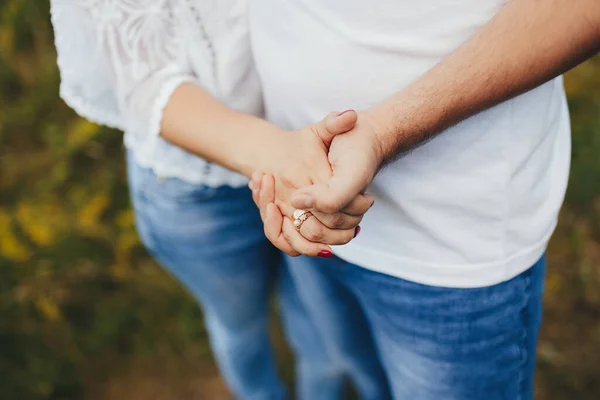 Casal Mãos Dadas Parque — Fotografia de Stock