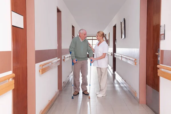 Senior Koppel Staande Voor Een Huis — Stockfoto