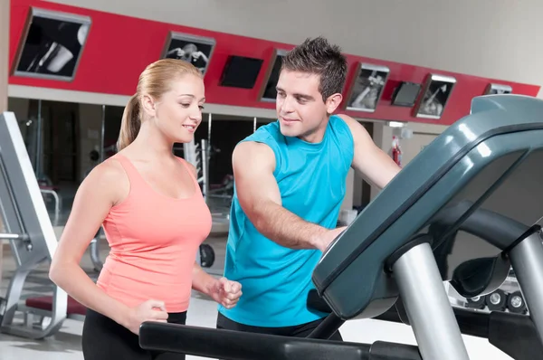 Pareja Joven Ropa Deportiva Haciendo Ejercicio Con Pesas Gimnasio —  Fotos de Stock