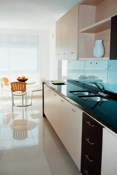 Interior Cozinha Moderna Com Paredes Brancas Azuis Móveis Madeira — Fotografia de Stock