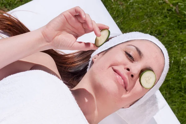 Mujer Con Máscara Facial Acostada Hierba — Foto de Stock