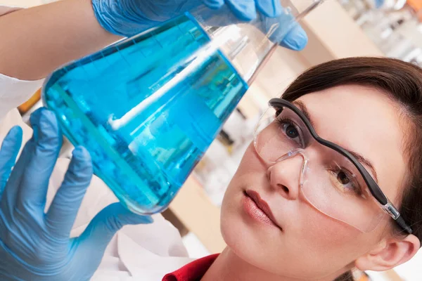 Mujer Joven Con Una Máscara Médica Guantes Con Microscopio —  Fotos de Stock