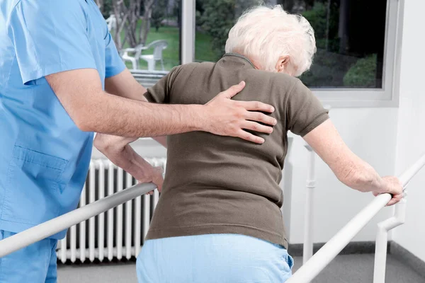 Senior Man Met Zijn Patiënt Het Ziekenhuis — Stockfoto