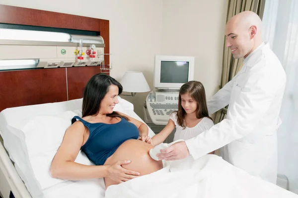 入院中の患者の超音波検査を受ける妊婦 — ストック写真