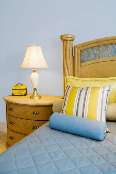 Belo Quarto Luxo Com Travesseiros Lâmpada — Fotografia de Stock