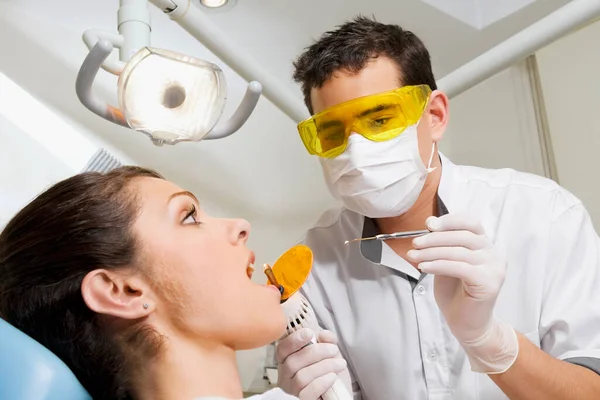 Zahnarzt Untersucht Einen Patienten Der Zahnarztpraxis — Stockfoto