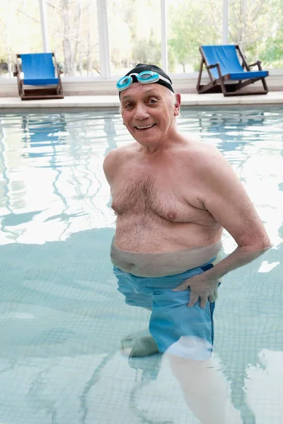 游泳池里笑着的老人画像 — 图库照片