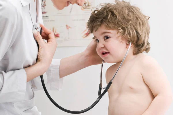 Доктор Осматривает Маленького Мальчика Стетоскопом — стоковое фото