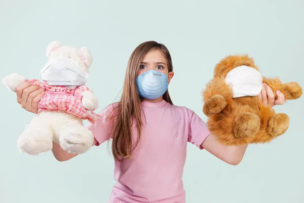 Kleines Mädchen Mit Teddybär Und Schutzmaske Auf Weißem Hintergrund — Stockfoto