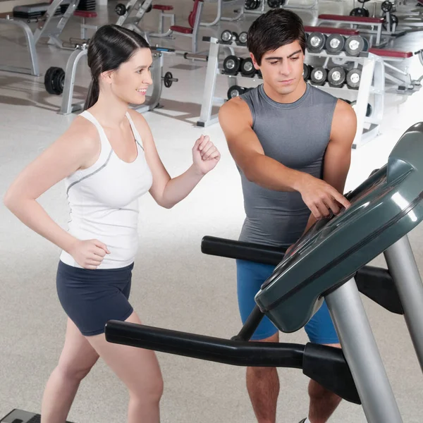 Mujer Joven Entrenador Gimnasio —  Fotos de Stock