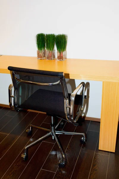 Una Silla Madera Con Cepillo Sobre Fondo Blanco — Foto de Stock