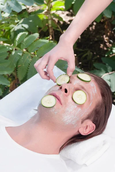 Mujer Con Una Máscara Aguacate Cara —  Fotos de Stock