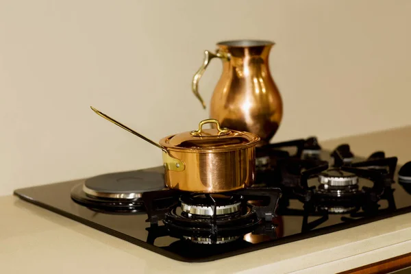 Kaffeemaschine Mit Wasserkocher Und Einer Tasse Tee — Stockfoto