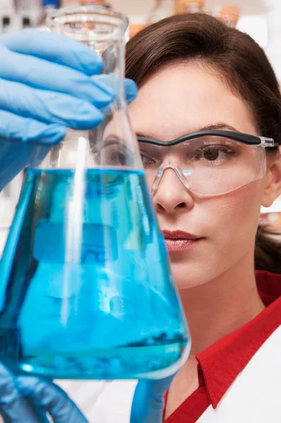 Mujer Joven Científica Trabajando Laboratorio —  Fotos de Stock
