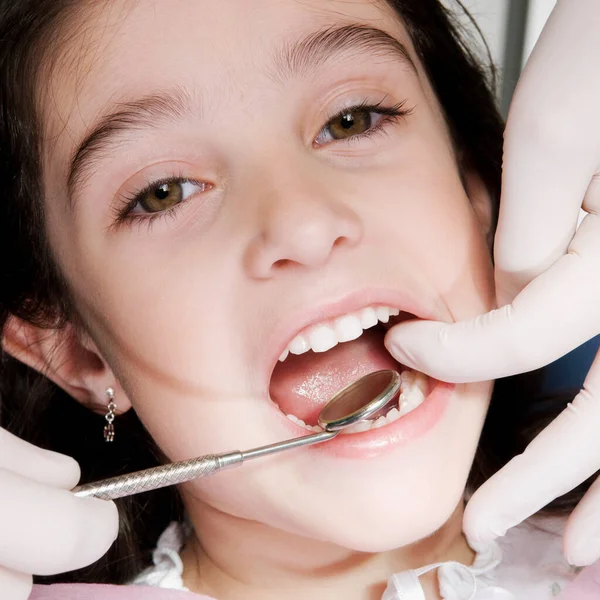 歯科医の患者を調べる — ストック写真