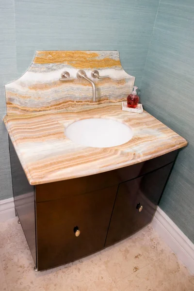 Moderní Koupelna Interiér Dřevěným Stolem Židlemi — Stock fotografie