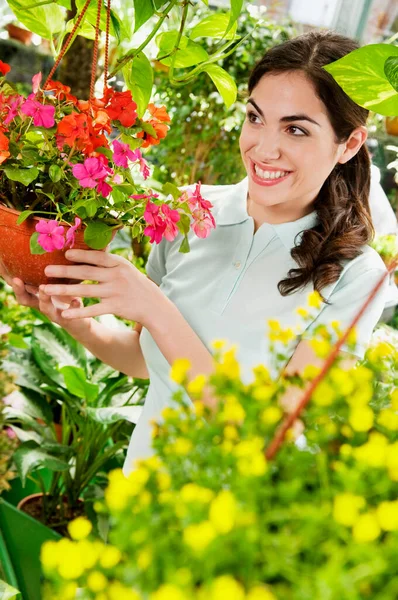 Belle Jeune Femme Avec Des Fleurs Main — Photo