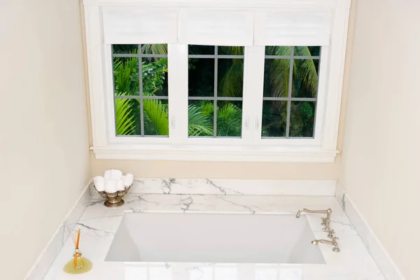 Biały Pokój Oknem Szklanką Wody — Zdjęcie stockowe
