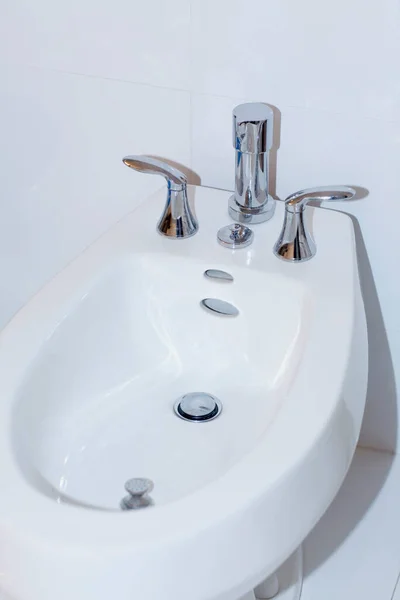 Lavabo Salle Bain Moderne Avec Eau Blanche Robinet — Photo