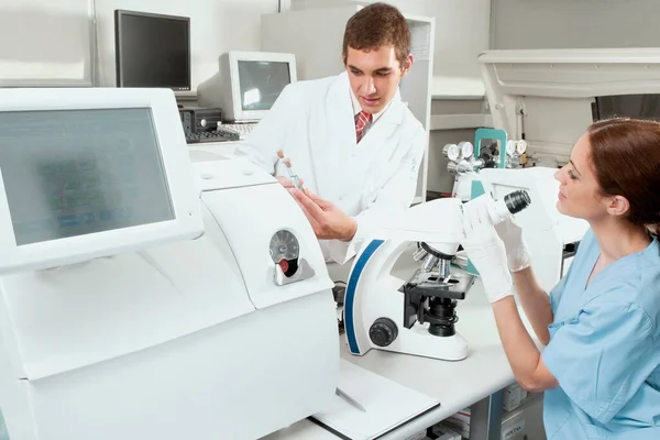 Científica Femenina Mirando Cámara Laboratorio —  Fotos de Stock