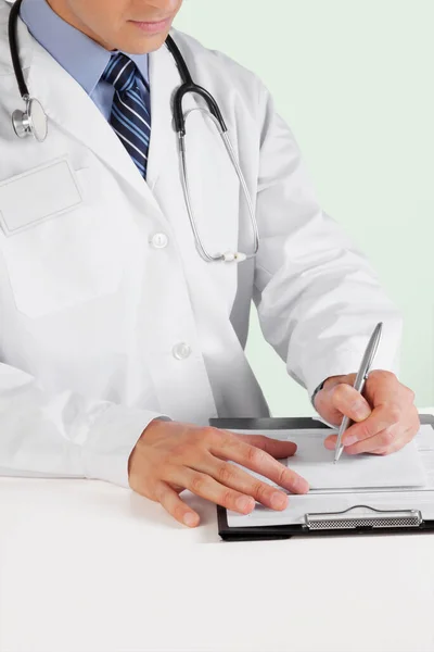 Medico Che Scrive Note Cappotto Bianco — Foto Stock