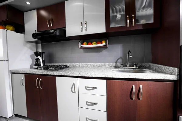 Modern Keukeninterieur Met Wit Zwart Geel — Stockfoto