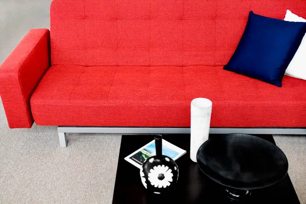 Sofa Modern Dengan Kursi Merah Dan Bantal Putih Sofa — Stok Foto