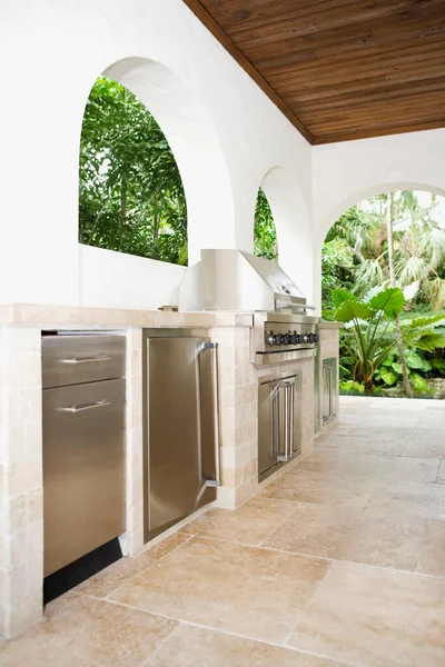 Interior Cocina Moderna Con Paredes Blancas Suelo Madera — Foto de Stock
