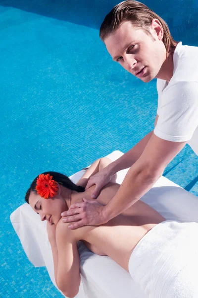 Mujer Joven Recibiendo Tratamiento Spa Piscina — Foto de Stock