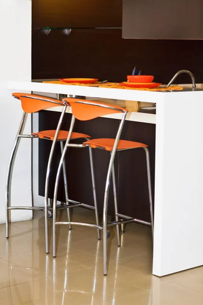 Dapur Modern Dengan Kursi Dan Meja — Stok Foto