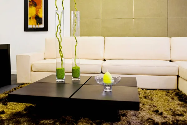 ソファとテーブル付きのモダンなリビングルームのインテリア — ストック写真
