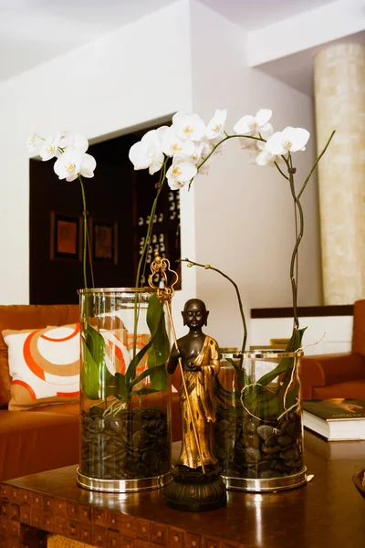 Vakre Blomster Glassvase Trebord – stockfoto