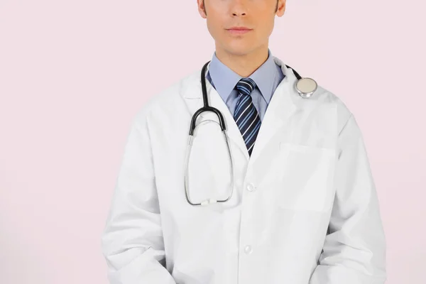 Mladý Lékař Stetoskopem Růžovém Pozadí — Stock fotografie
