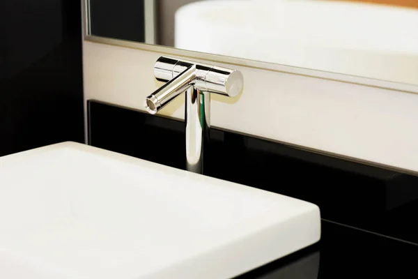 Modern Banyo Lavabosu Beyaz Kiremitlerle — Stok fotoğraf