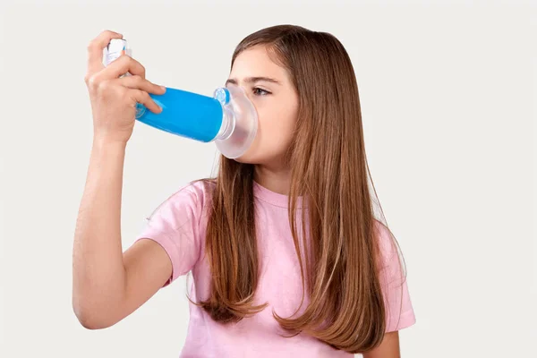 Wanita Muda Minum Air Dari Botol Terisolasi Pada Latar Belakang — Stok Foto