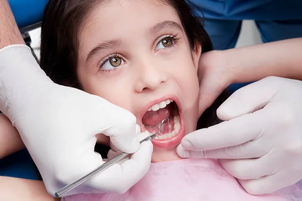 歯医者の男の子と女の子の患者は — ストック写真