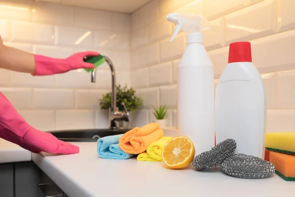 Schoonmaakmiddelen Citron Sponzen Aanrecht Met Focus Achtergrond Wazig Vrouwen Handen — Stockfoto