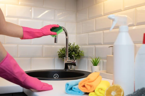 Γυναικεία Χέρια Καθαρισμού Βρύσης Κουζίνας Μαύρο Νεροχύτη Λαστιχένια Γάντια Και — Φωτογραφία Αρχείου