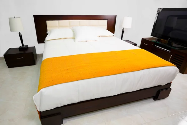 卧室内部床上用品上的白色舒适枕头 — 图库照片
