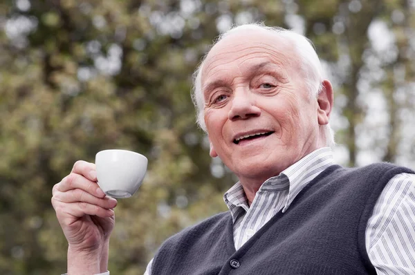 Портрет Пожилого Человека Чашкой Чая — стоковое фото