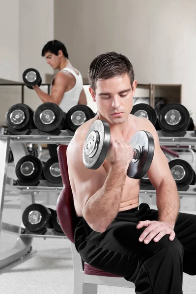 Joven Con Mancuernas Gimnasio —  Fotos de Stock