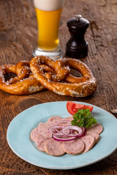 Cerveja Com Salsicha Salsichas Uma Mesa Madeira — Fotografia de Stock