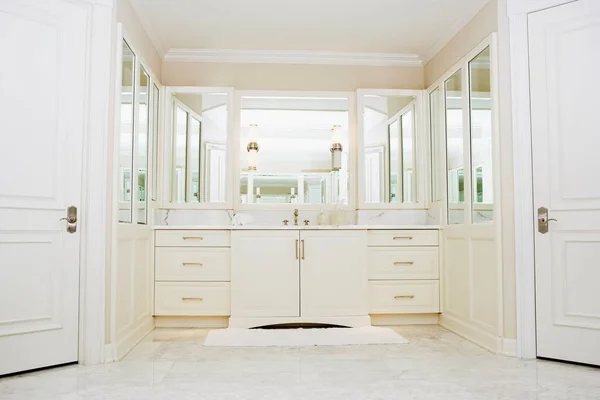 Interior Una Cocina Moderna Con Paredes Blancas Gran Ventanal —  Fotos de Stock