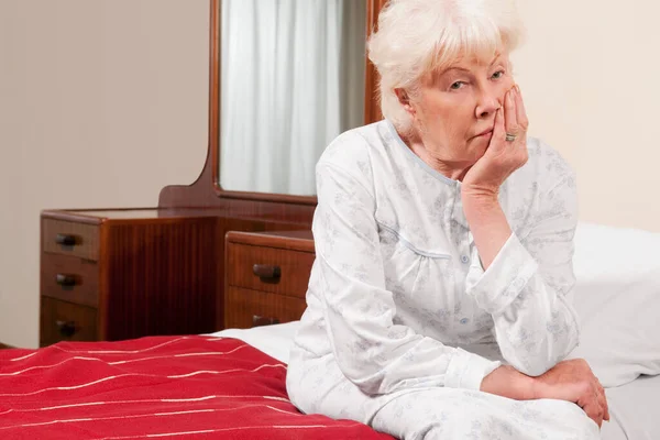 Yatakta Yastıklı Yaşlı Kadın — Stok fotoğraf