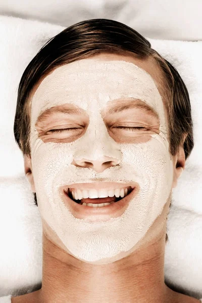 Giovane Donna Con Maschera Facciale Nel Salone Spa — Foto Stock