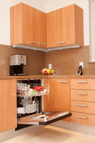 Moderne Kücheneinrichtung Mit Holzregalen Und Geräten — Stockfoto