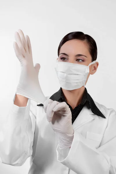 Junge Frau Weißem Mantel Und Handschuhen Hält Spritze Und Maske — Stockfoto